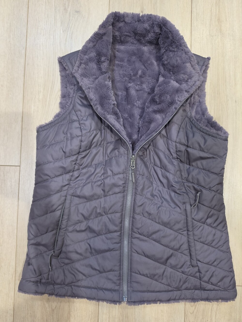 The North Face Women’s L Reversible Furry Fleece Quilted Vest Gray Purple - Picture 4 of 7